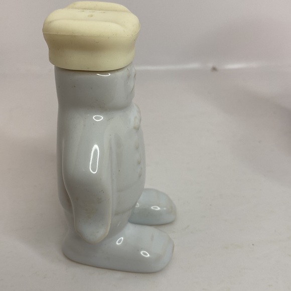 Salt and Pepper Shakers Hugging Chefs - Picture 10 of 15